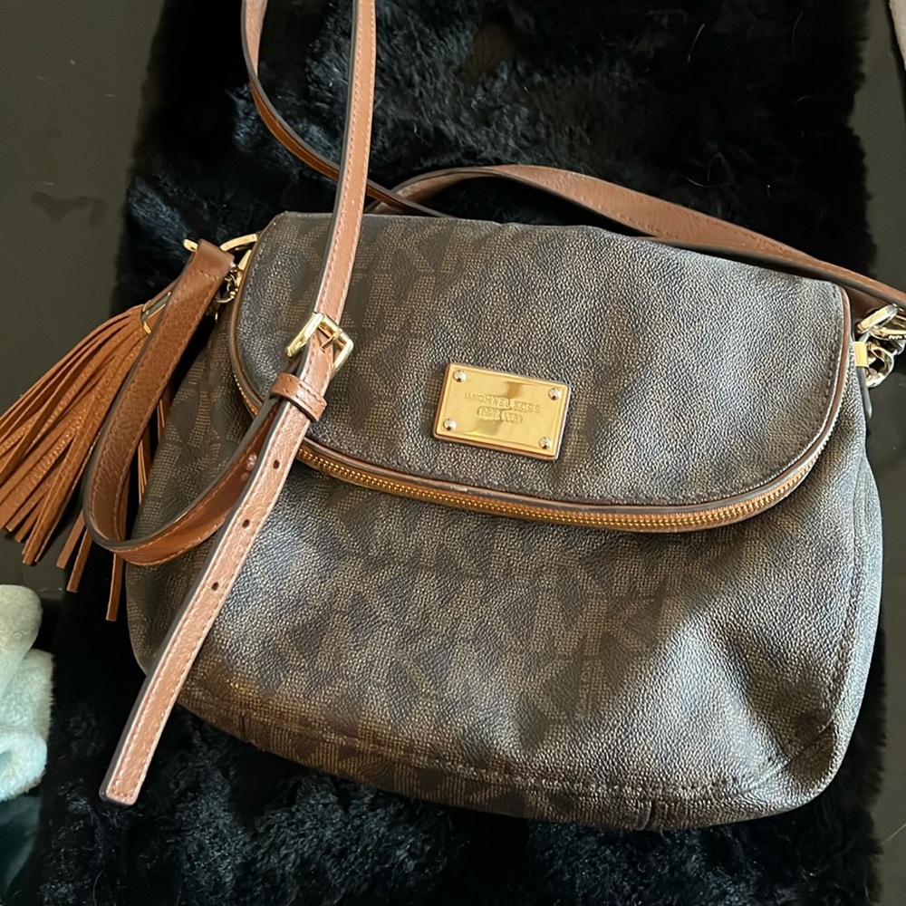 Micheal Kors cross body bag